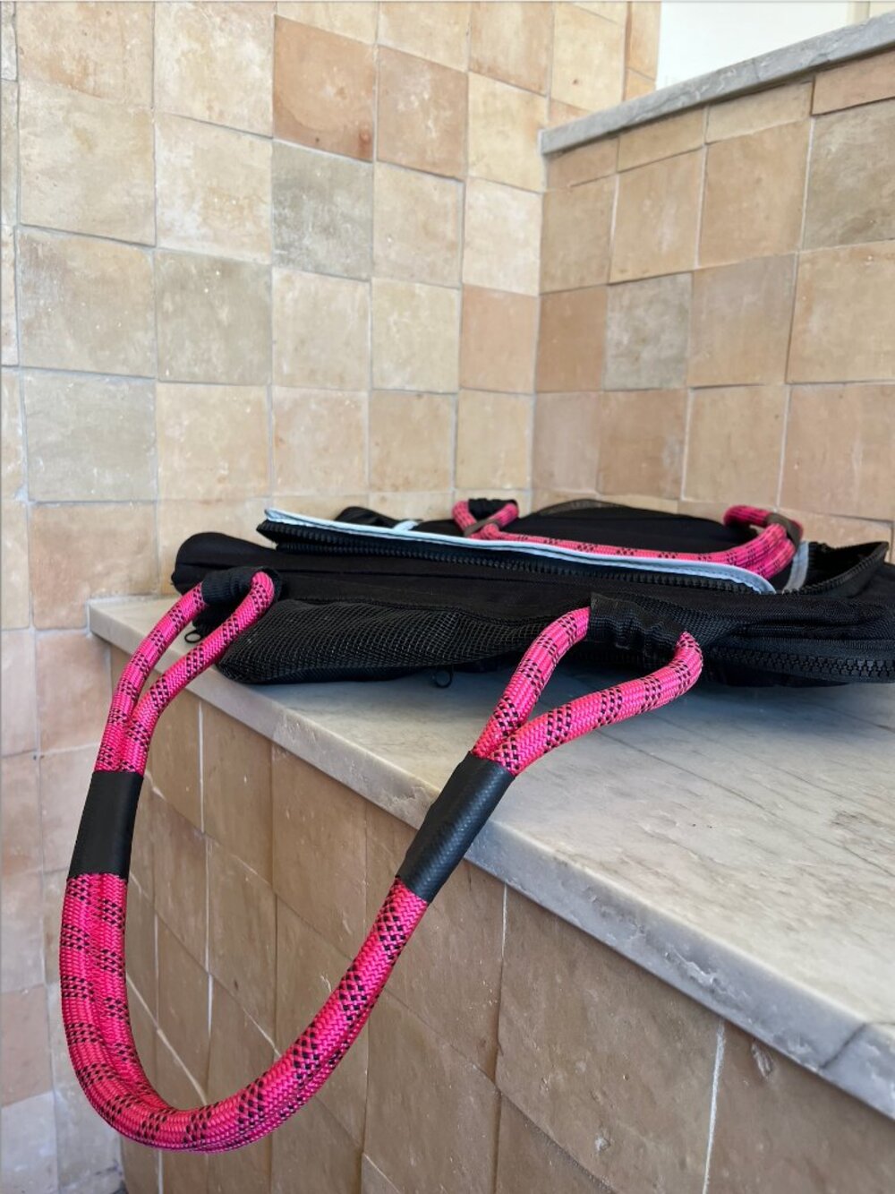 Roverlund *Airline Compliant* Pet Carrier - Size L - Black and Magenta - Picture 3 of 8